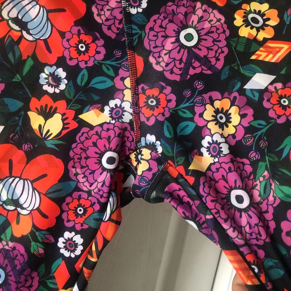 LulaRoe Jade Cropped Athletic Pants Size Small - Picture 4 of 7